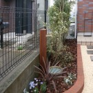 新しく作ったレンガの花壇とウッドの立水栓。植栽に馴染みます。