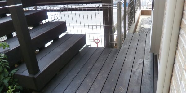 リビング（犬走り）と兼ねているデッキ階段