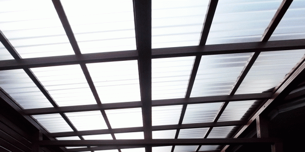 屋根　ポリカ波板を使用