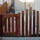 隣地境界側につけた柱立てフェンスと扉