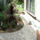 before：前回施工したインターロッキング舗装と花壇