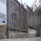 隣地側から見た階段横のフェンス